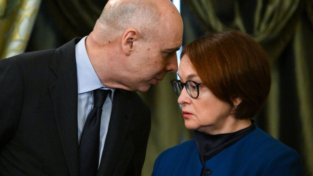 Министр финансов РФ Антон Силуанов и председатель Центрального банка РФ Эльвира Набиуллина теперь чаще обсуждают плохие для экономики новости. Источник: Григорий Сысоев/POOL/ТАСС