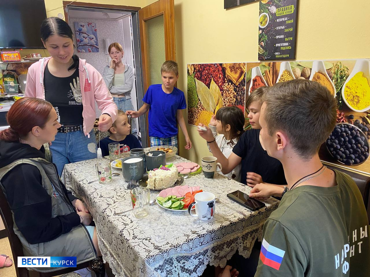    Волонтеры молодежки Народного фронта накануне 1 июня поздравляют курские многодетные семьи