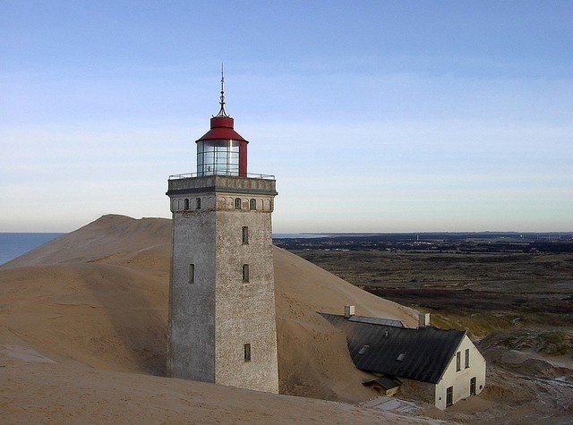 Маяк и постройки рядом с ним поглощают пески