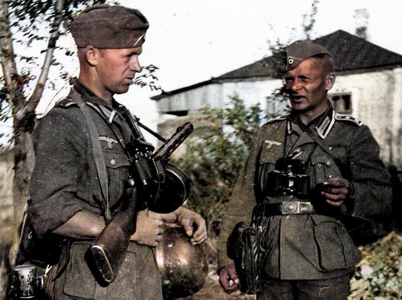 Немецкие солдаты с советским пистолетом-пулеметом ППШ-41. Наш "папаша" в вермахте ценился высоко и был даже принят на вооружение под обозначением MP.741(r). При этом часть пистолетов пулеметов переделывалась под немецкий патрон 9х19 мм с возможностью использования  магазинов от MP.40