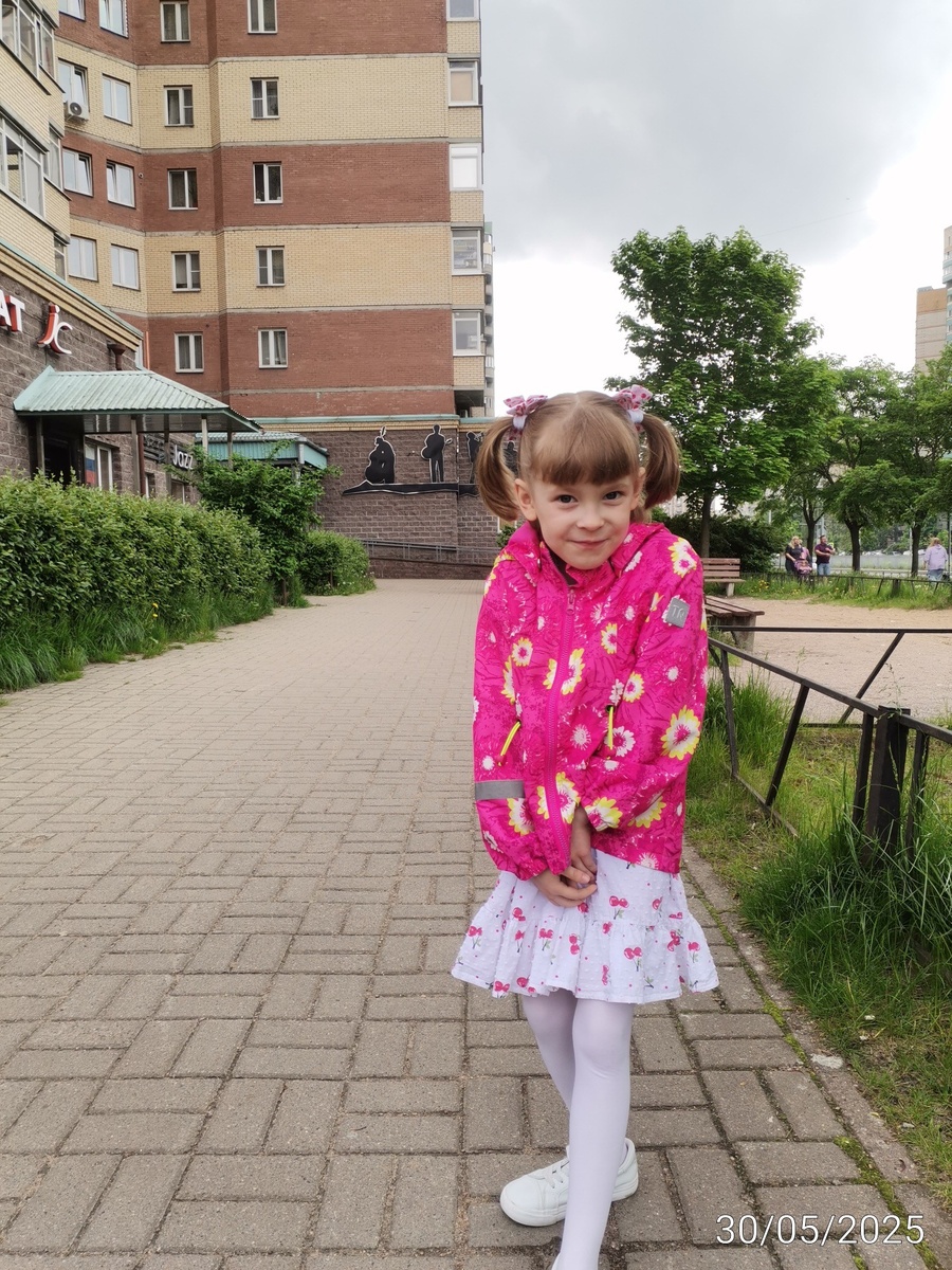 Настроение Агнии видно на фото. На заднем плане наш филиал. 