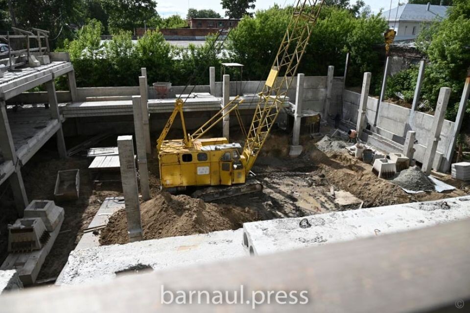    Совещание по завершению II этапа строительства дома по ул. Петра Сухова, 34. Источник: barnaul.org