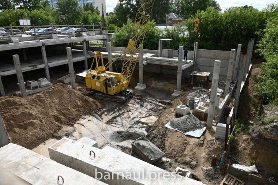    Совещание по завершению II этапа строительства дома по ул. Петра Сухова, 34. Источник: barnaul.org