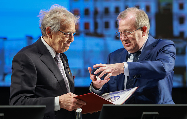    Академик РАН Александр Коновалов (слева)  Александр Щербак/ТАСС