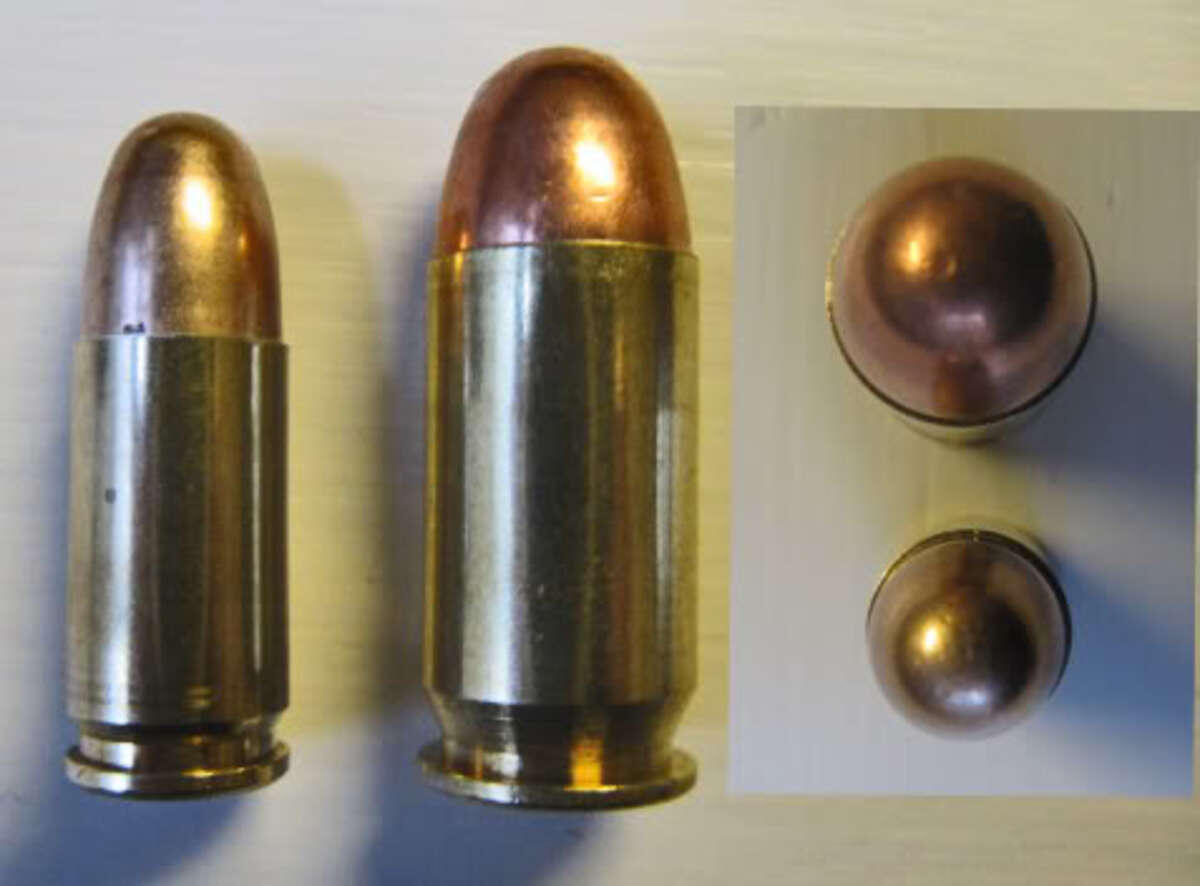 патрон .45 ACP справа 9x19 слева