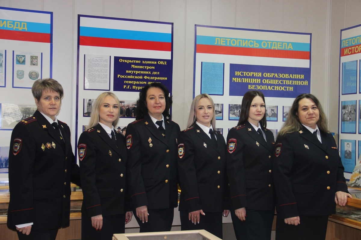  Сотрудники подразделения по делам несовершеннолетних ОМВД России «Балахнинский». На фото слева направо: Т.В. Пужанская, О.А. Петрова, Е.В. Богдарина, О.В. Суркова, Е.А. Понеделина, С.А. Семенова.