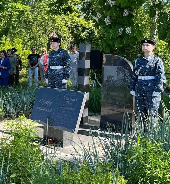 Почетный караул у мемориала.