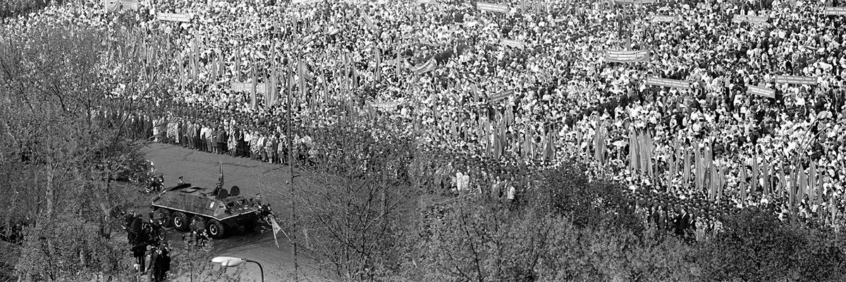 Бронетранспортер с Вечным огнем славы, зажженным на Марсовом поле в Ленинграде, на Манежной площади в день открытия памятника «Могила Неизвестного солдата», 1967 год