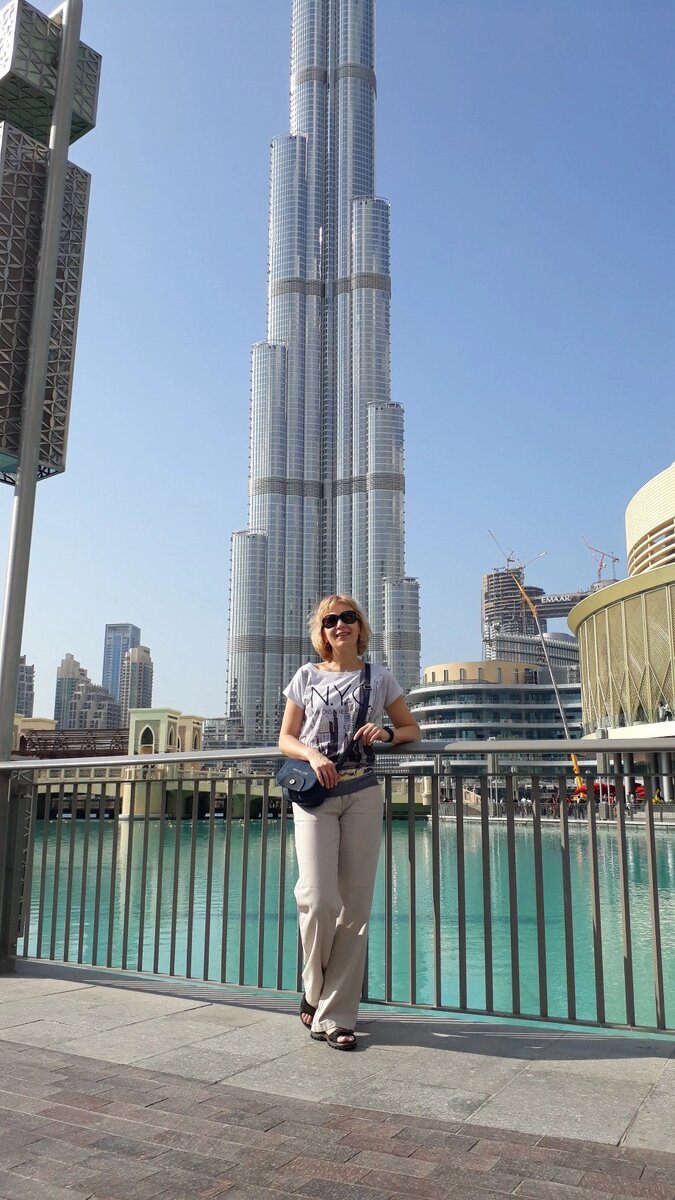 На фоне Бурдж-Халифа