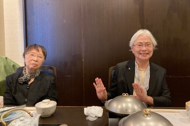 На фото мама Мишико (справа) и ее тетя (слева), которой в январе 2005 года исполнилось сто лет. На фото они в более молодом возрасте. 