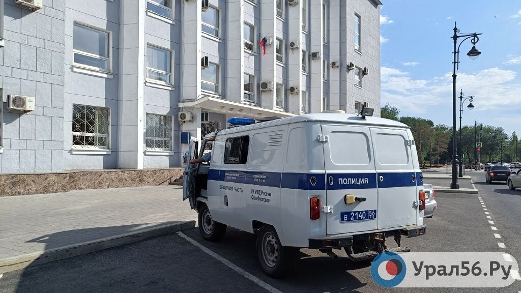    В Новотроицке трое мужчин пытались украсть медь на 2,3 млн рублей с предприятия. Им вынесли приговор