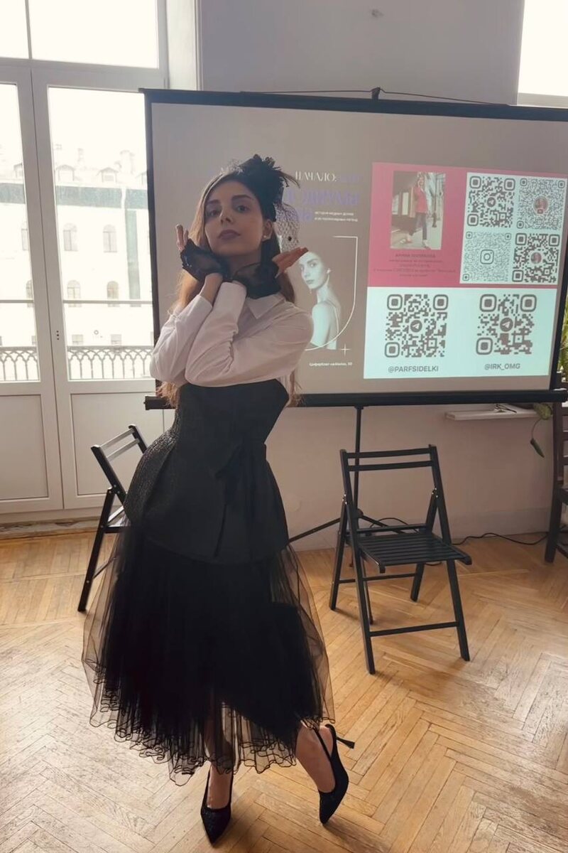 Арина на своей лекции в доме А. М. Голицына. Корсаж, манжеты - 22 nuances.