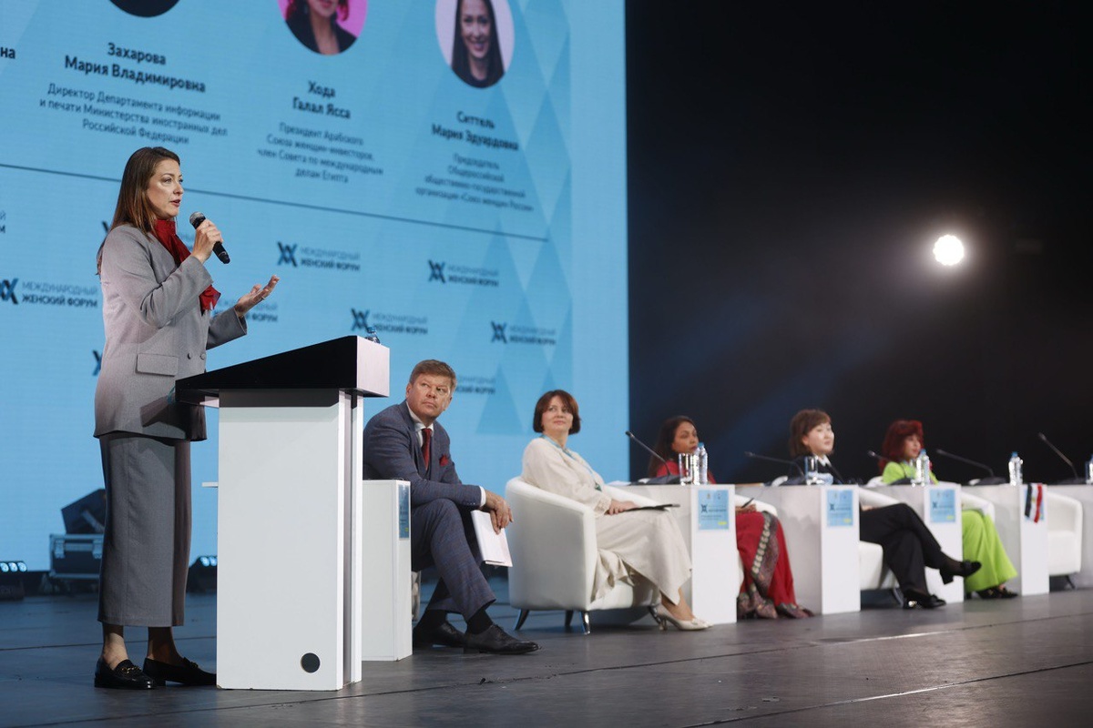 Во время пленарной сессии форума эмоционально выступила телеведущая Мария Ситтель.  Фото: Фото предоставлено организаторами форума