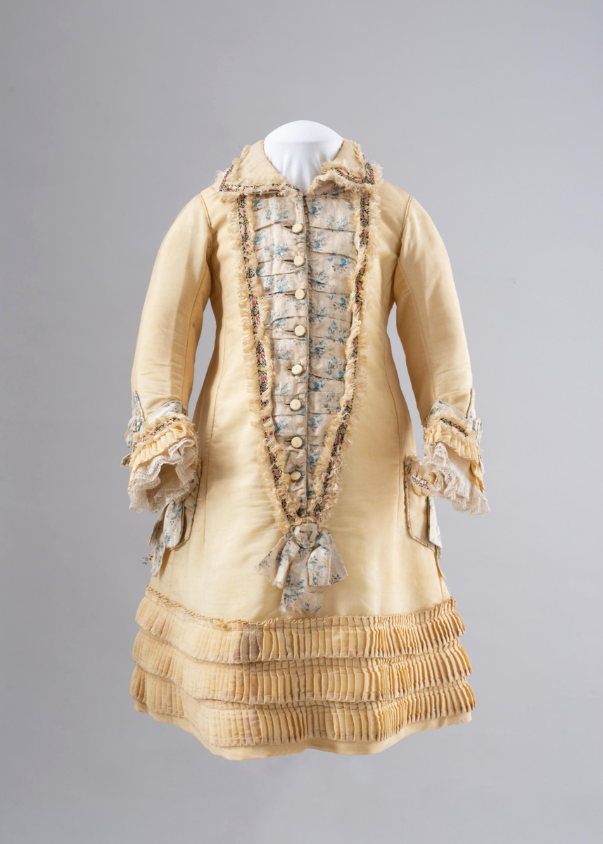 Платьице покроя «принцесса» для девочки с длинными рукавами и отложным воротником. Российская империя, 1867 г. Шерсть, шелк, шелковые бахрома и тесьма, кружево, металл; ткачество, ручное плетение, ручной пошив