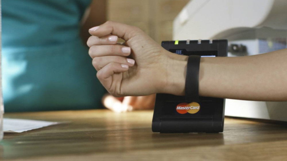    Ваш смартфон может украсть деньги с карты за секунду — вот как это происходит