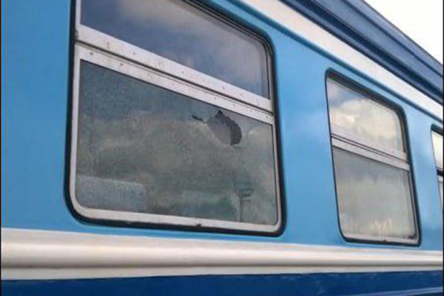     В Несвижском районе двое школьников бросали камни в поезд и разбили стекло в вагоне