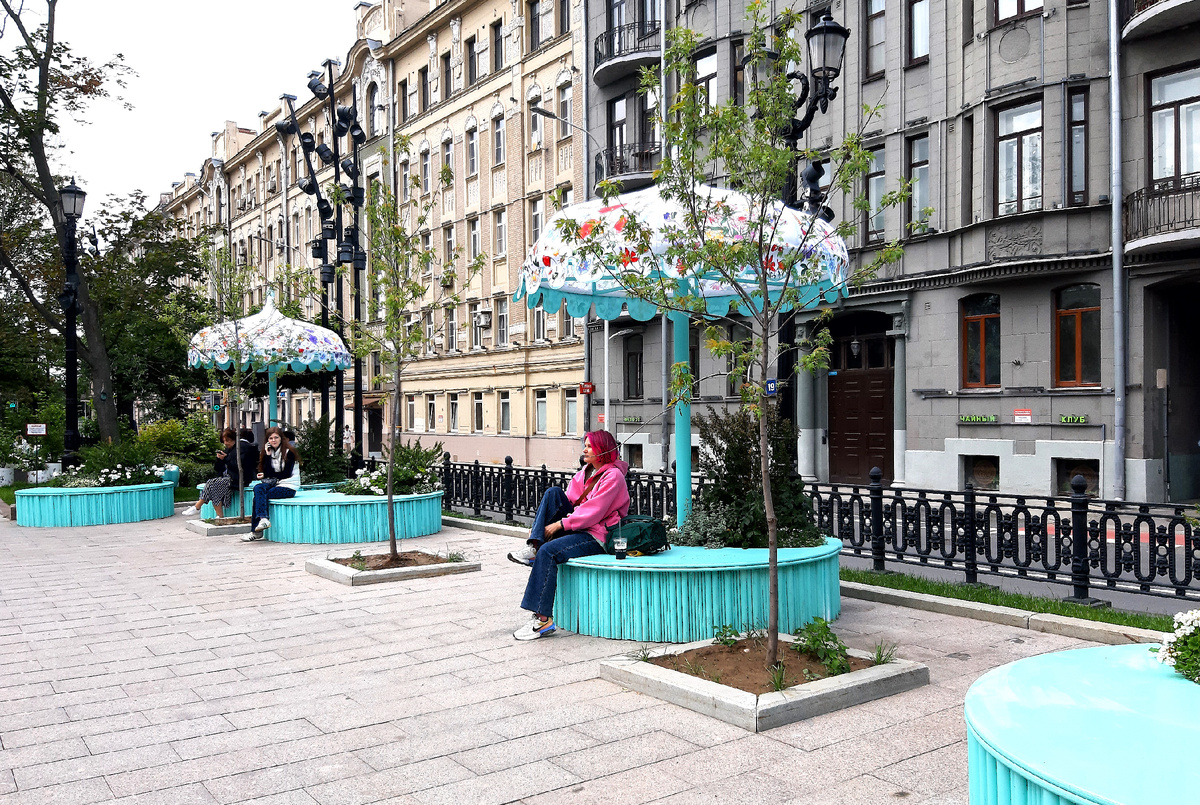 Лето 2025 в Москве. Москва рисует. Рождественский бульвар = Бульвар Вдохновения... или цвет настроения "Тиффани".