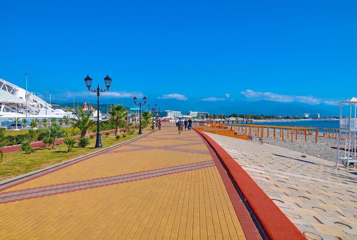 Набережная в Адлере (Mariya Mastepanova / Canva)