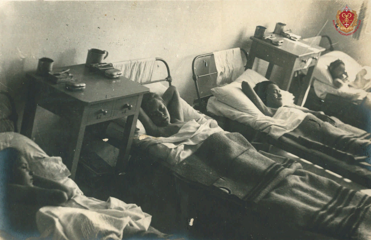 Фотография из альбома с названием на английском языке «USSR. Sanatorium-camp. memor Z.P. Solowiev «Artek Crimea.1931» [СССР. Лагерь-санаторий «Артек», Крым. 1931]