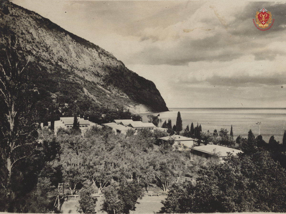 Фотография из альбома с названием на английском языке «USSR. Sanatorium-camp. memor Z.P. Solowiev «Artek Crimea.1931» [СССР. Лагерь-санаторий «Артек», Крым. 1931]