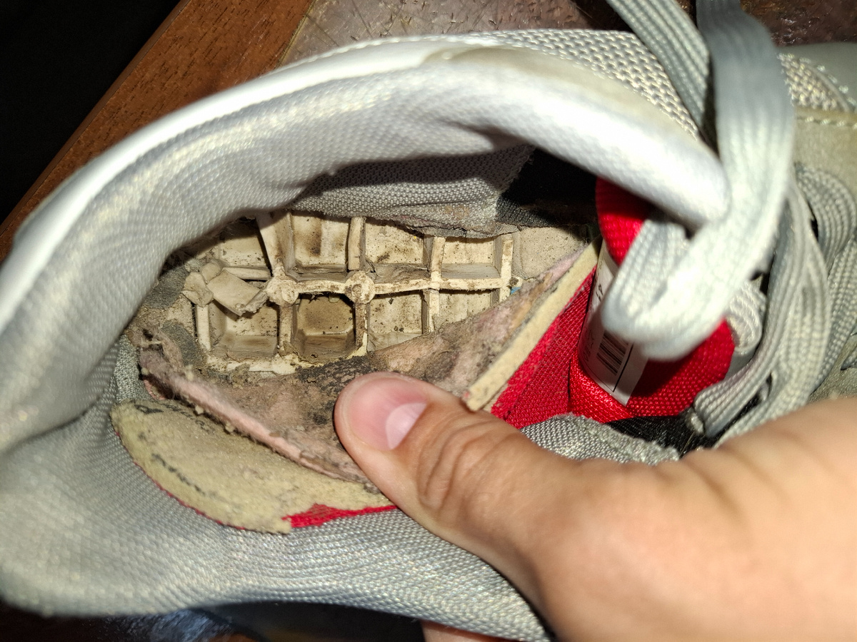 подошва внутри частично продавилась