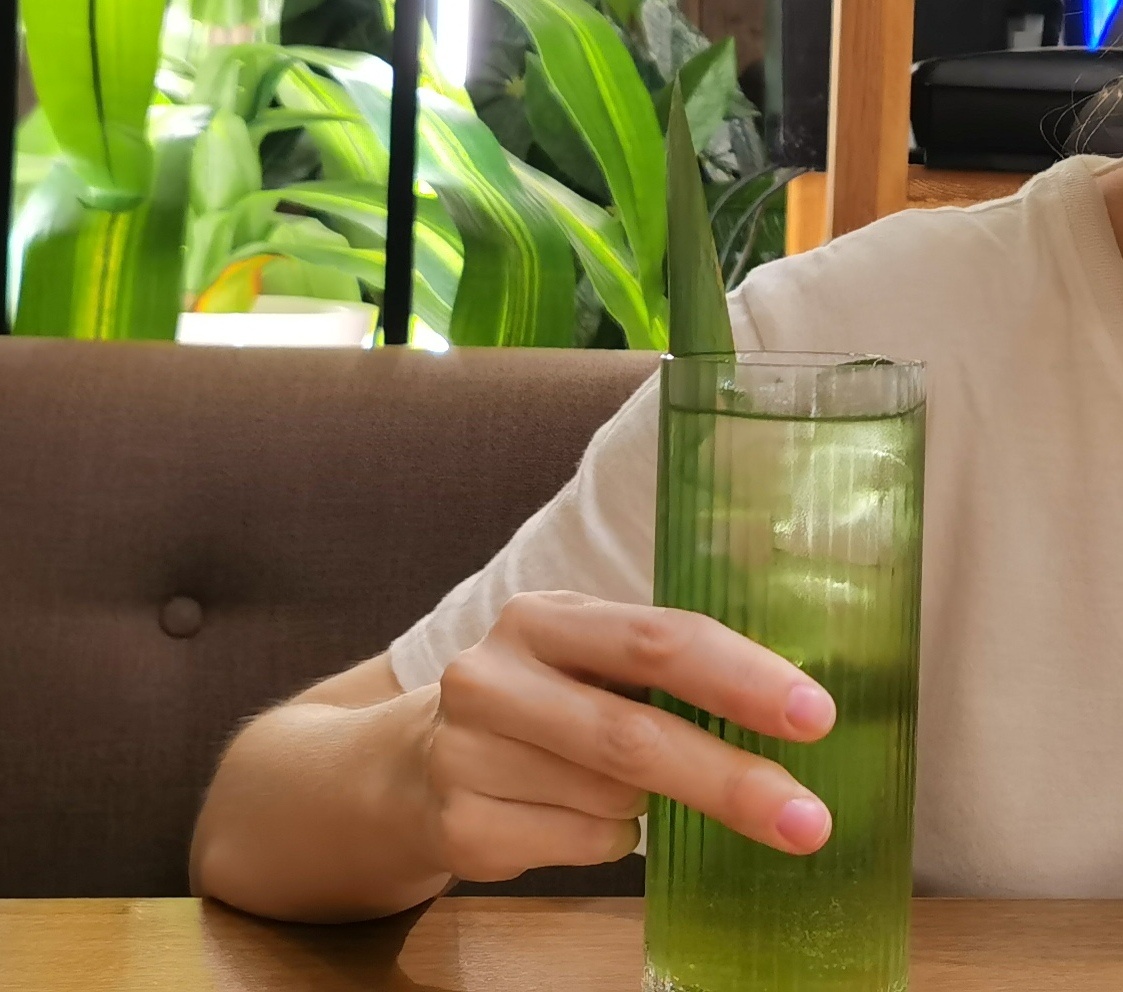 такие напитки я не пробую. но выглядит эстетично на мой взгляд. это что-то с эвкалиптом