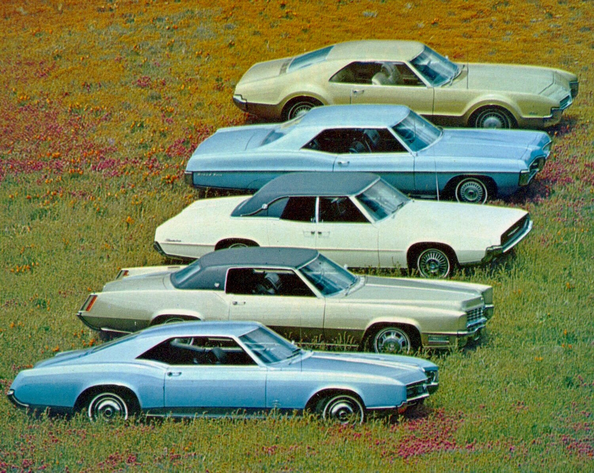 Пять роскошных автомобилей 1967 года: Olds Toronado, Pontiac Grand Prix, Ford Thunderbird, Cadillac Eldorado, Buick Riviera