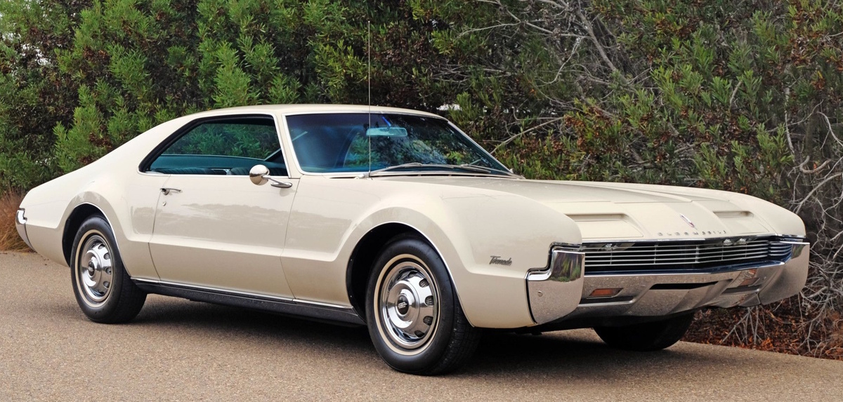  Oldsmobile Toronado1967 года:  передний привод! В моторном отсеке объеденены двигатель, коробка передач и дифференциал. 7-литровый мотор Rocket V8 425 выдавал внушительные 385 л.с. Длина машины 5м 36см.  