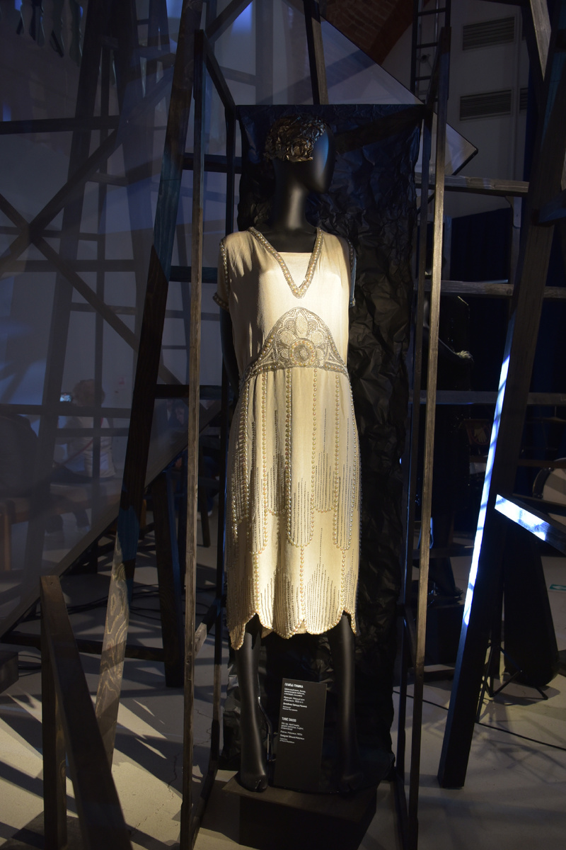 Платье-туника. Шёлковый репс, бисер, пайетки, вышивка. Франция, модный дом «Molyneux». Коллекция Назима Мустафаева. Фото: Алескей Бронников.