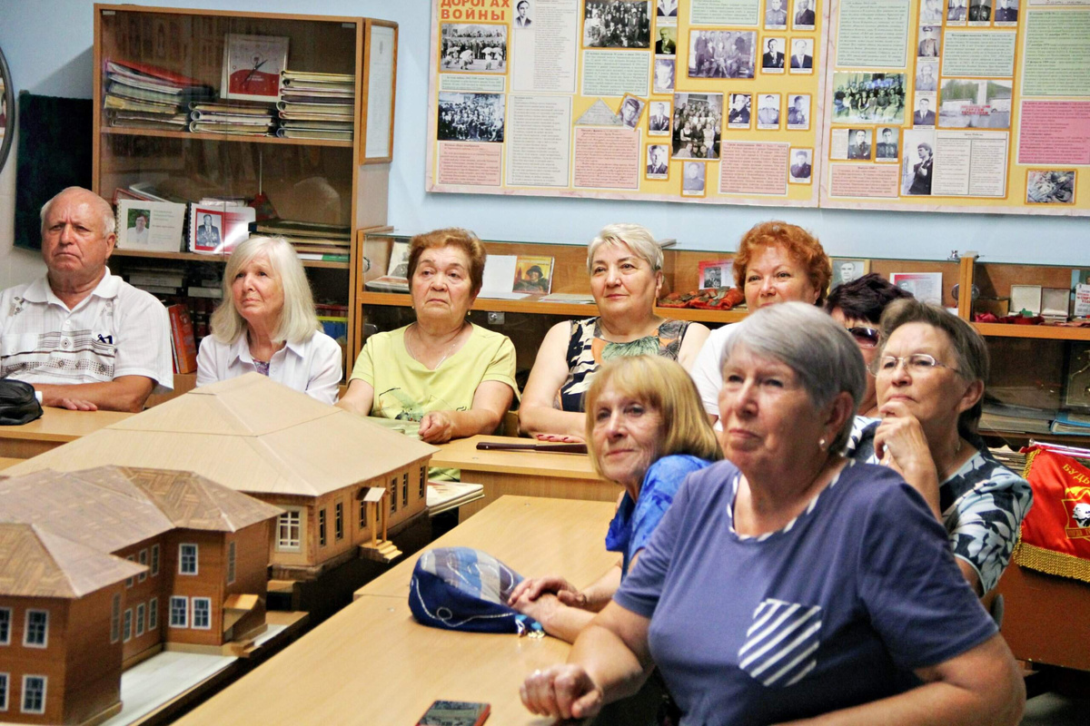  Все смотрят на экран и там ....наша жизнь в фото