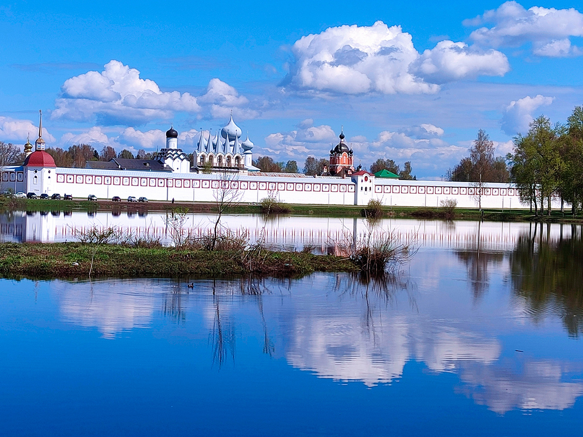 Вид на монастырь со смотровой площадки у пруда Таборы