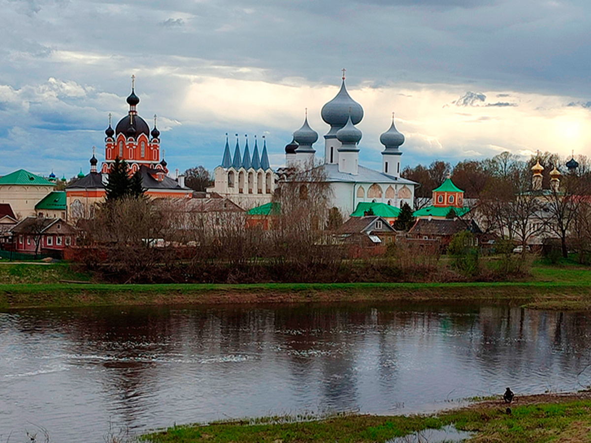 Вид на монастырь со стороны реки Тихвинка
