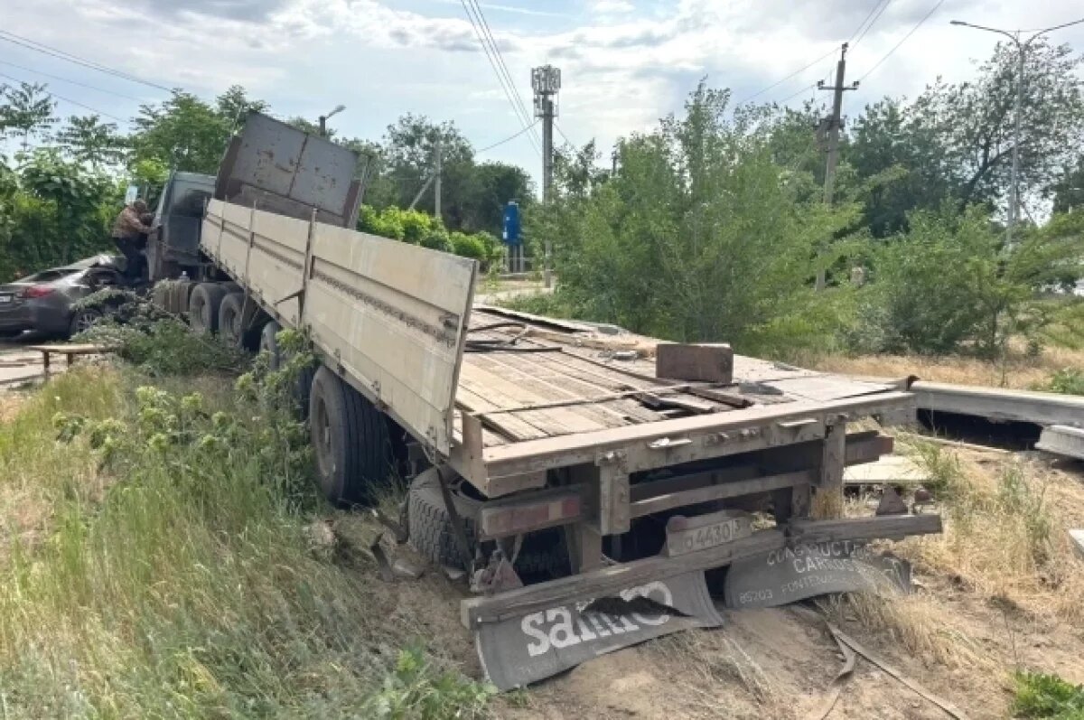    «Как это ездило?»: волгоградец нырнул под МАЗ, раздавивший Mazda с девушкой