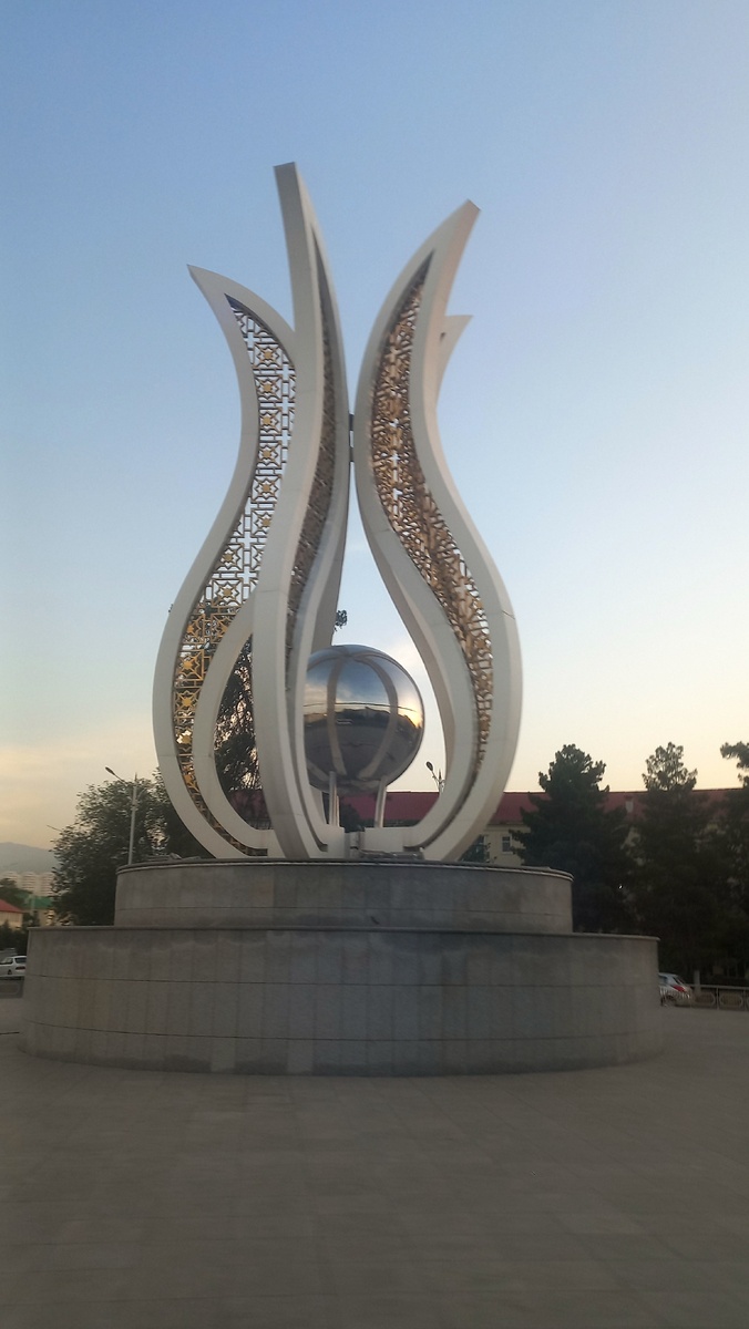 Памятник называется "Букет", что очевидно. Атрибут положительных жизненных аспектов, таких, как изобилие и любовь. 