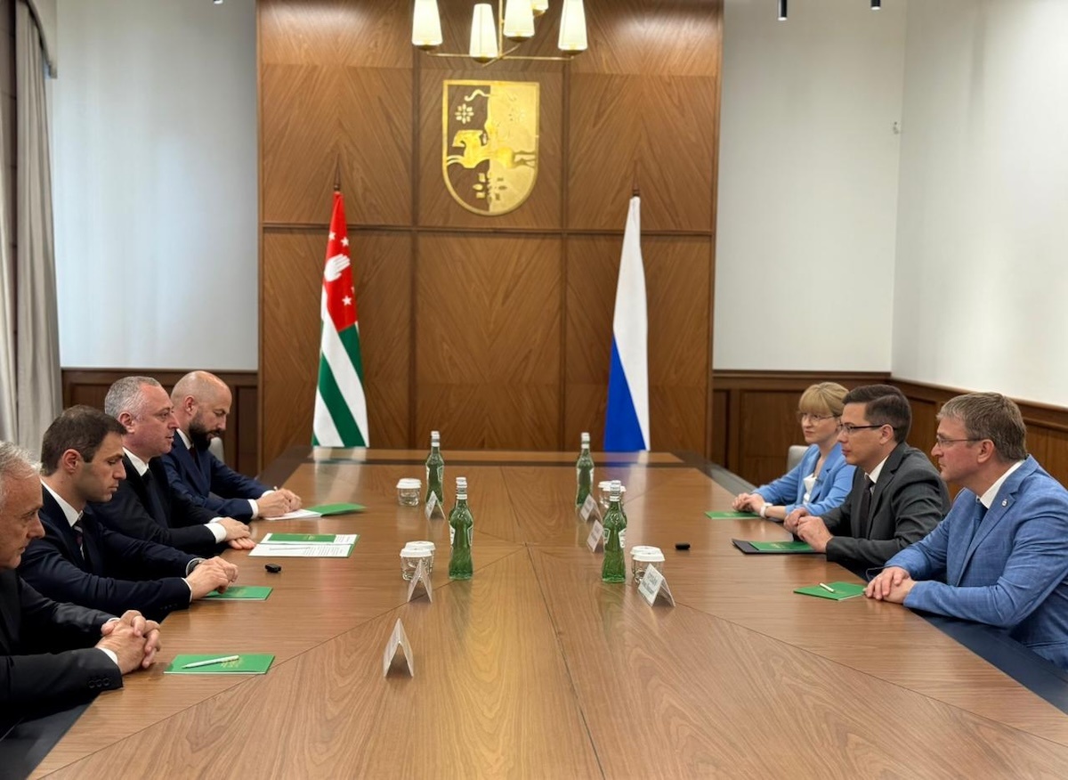    Юрий Шалабаев представил президенту Республики Абхазия Бадре Гунба обширную программу мероприятий