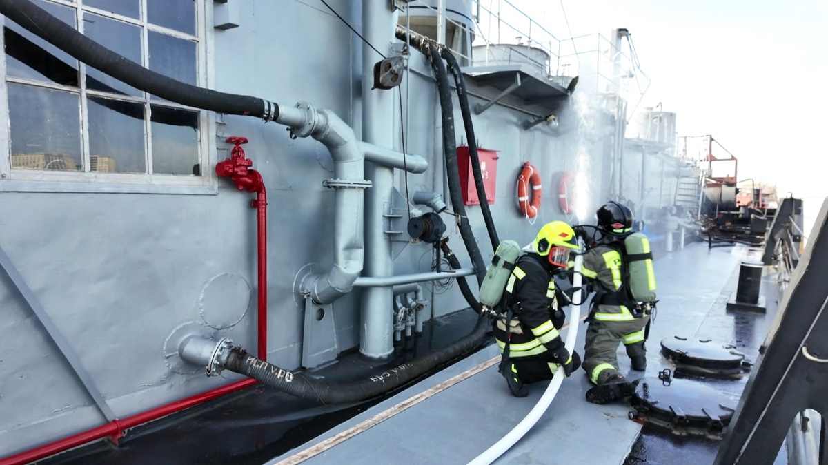    В Ханты-Мансийске тушили горящий танкер. По легенде