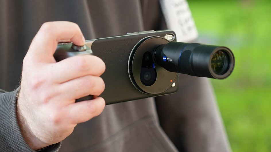 Vivo X200 Ultra с объективом