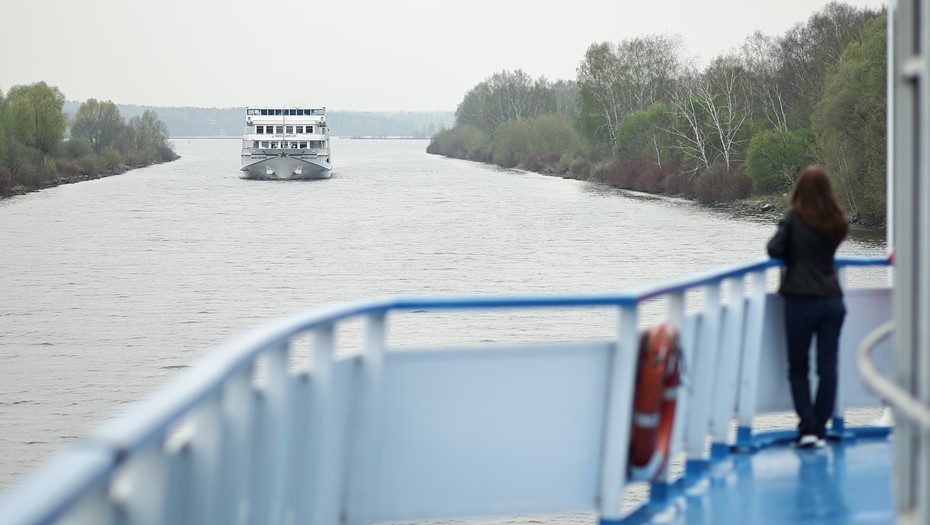    Вид на теплоход "Михаил Булгаков" с палубы теплохода "Леонид Красин" во время круиза. Автор фото: Михаил Терещенко / ТАСС