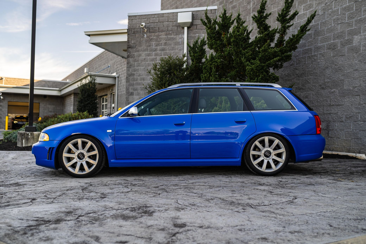 RS4 Avant может быть любого цвета, при условии что это ярко-синий. Фото из открытых источников