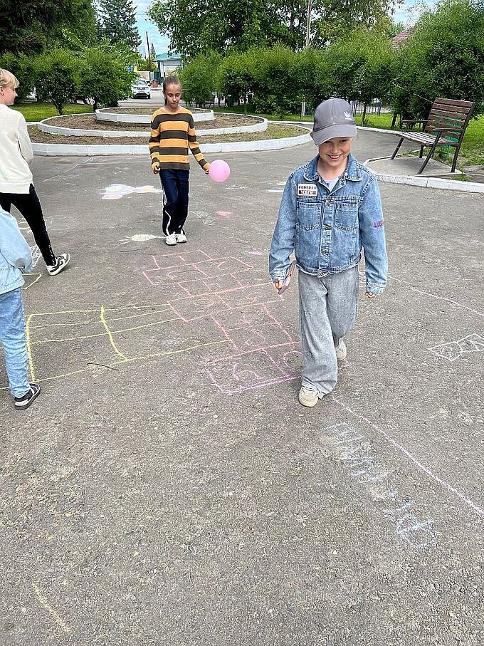 Девочки играют на асфальте в классики