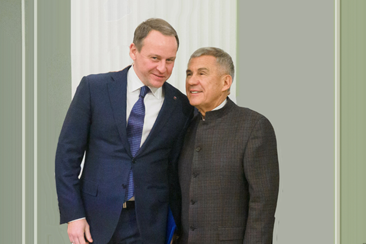    Александр Сидякин подтвердил, что Рустам Минниханов согласился выдвигаться на выборы раиса РТ от «Единой России». Фактически это первое подтверждение, что действующий руководитель республики вновь пойдет на выборы.   
Фото: «БИЗНЕС Online»