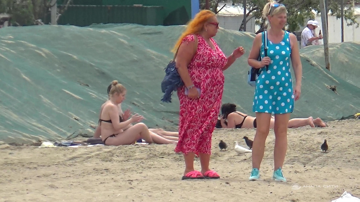 Песчаный пляж в Анапе и вал. Май 2025