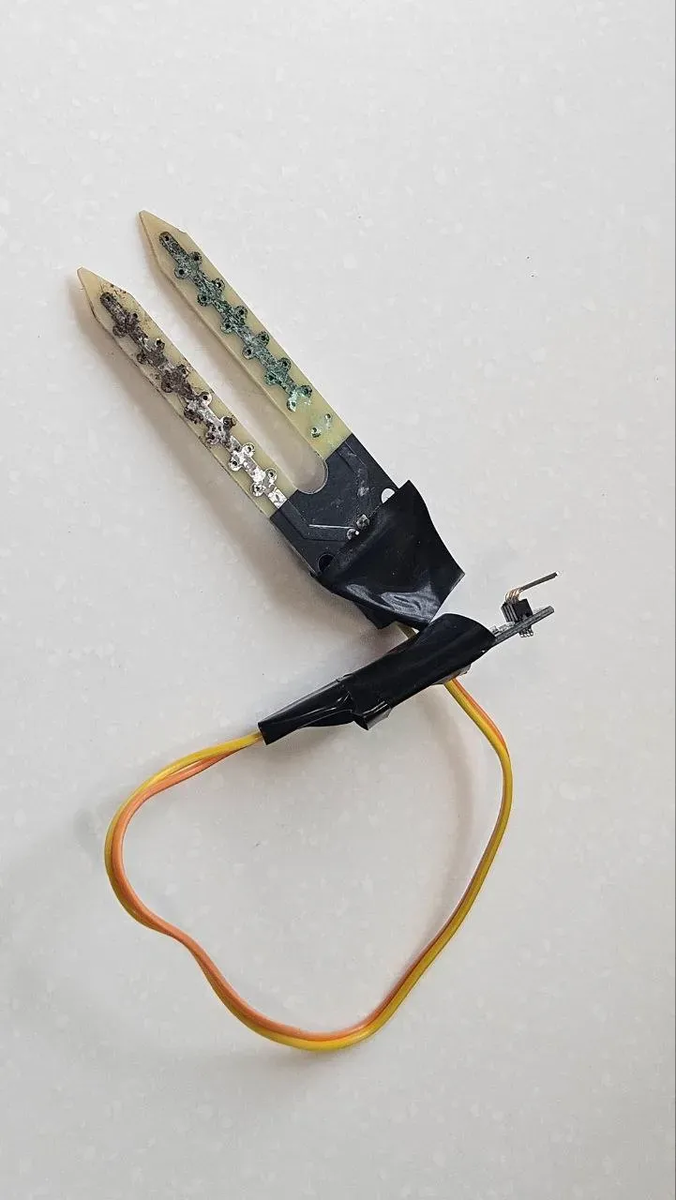 Вот что случилось с резистивным датчиком через пару недель в горшке - перестал передавать показания.