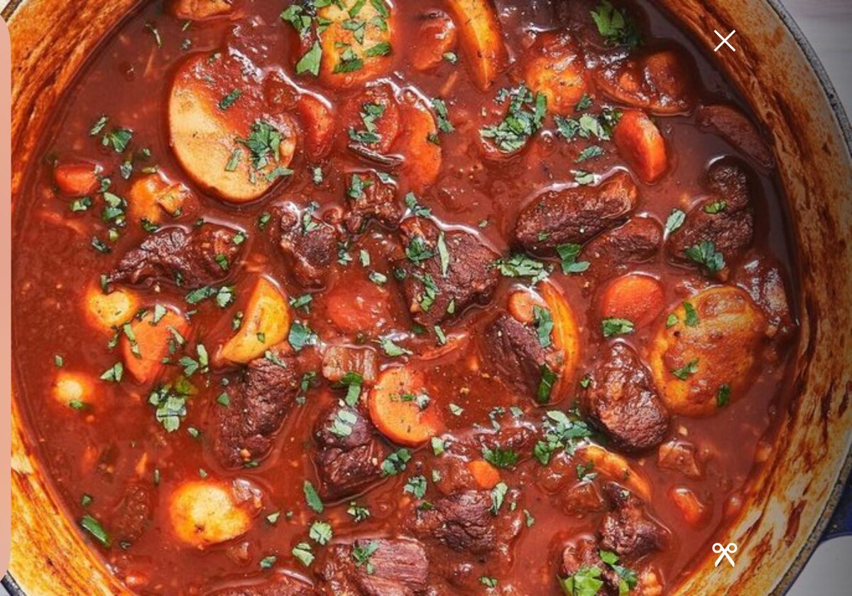 Тушеный ягненок с картофелем и сухофруктами