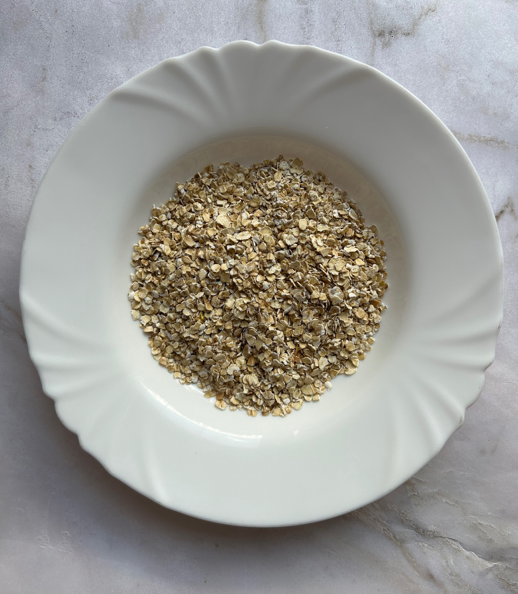 В глубокую тарелку выкладываем овсяные хлопья.
