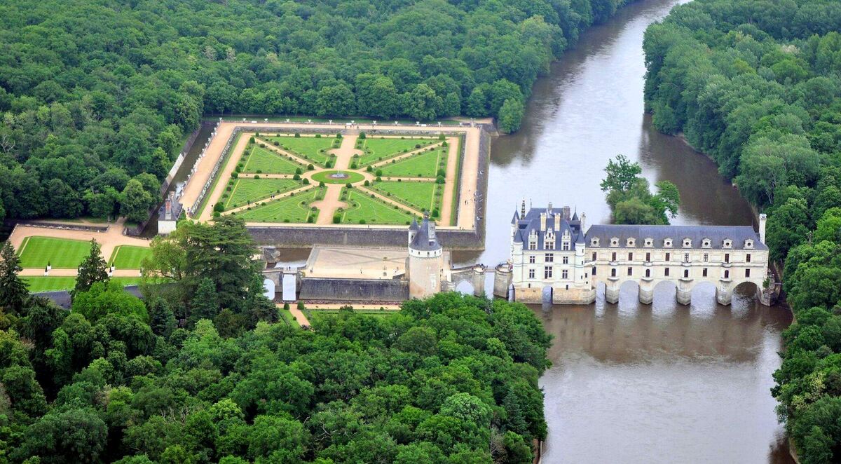 Вид сверху на замок Шенонсо и регулярный парк. Источник: Яндекс картинки