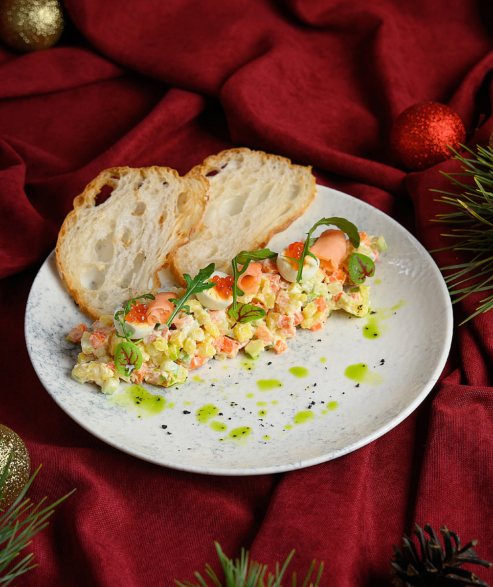 Оливье с копчёной сёмгой и красной икрой.