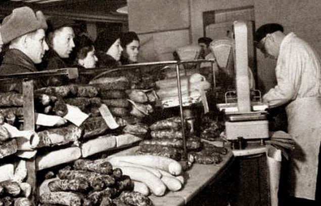 Прилавки с колбасами в советском магазине