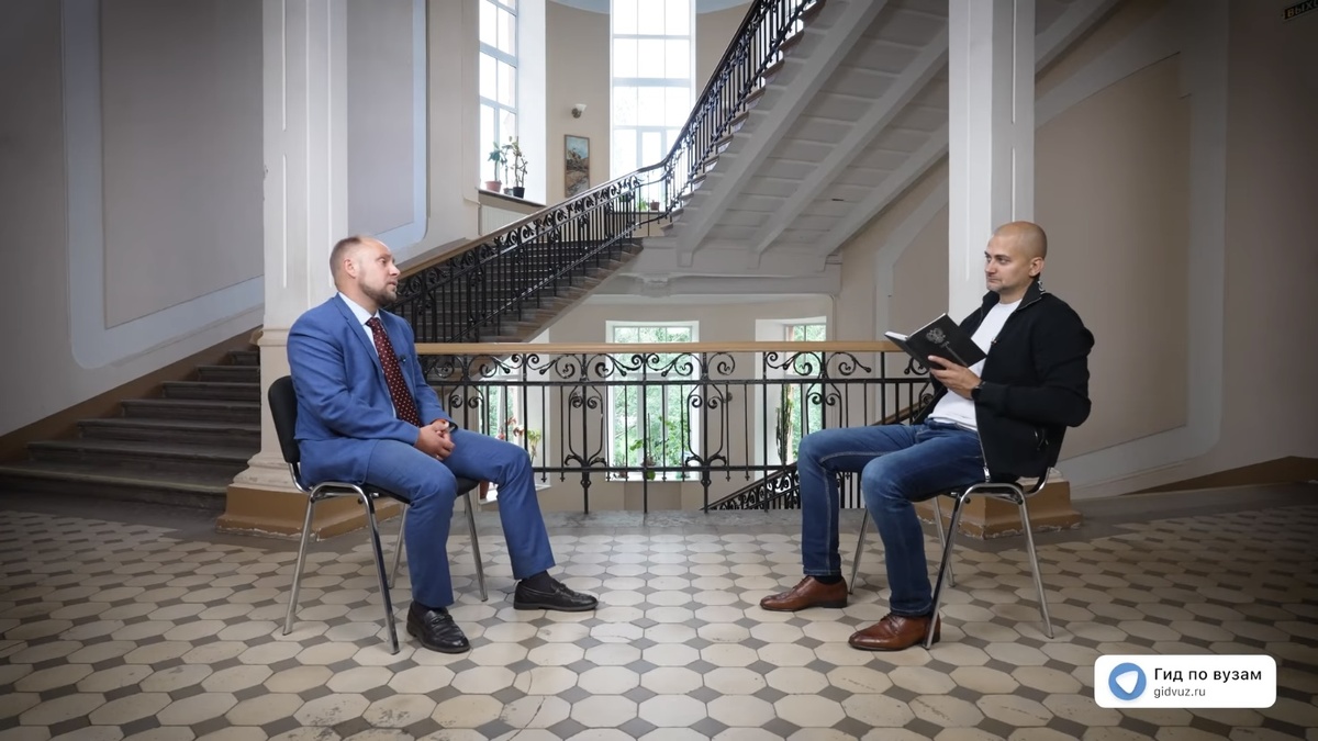 Интервью в Российском государственном педагогическом университете имени А. И. Герцена (РГПУ им. А.И. Герцена): слева – директор института философии человека, к.ф.н., Воскресенский Алексей Александрович, справа – главный редактор СМИ «Гид по вузам», к.п.н., Роман Гетц.