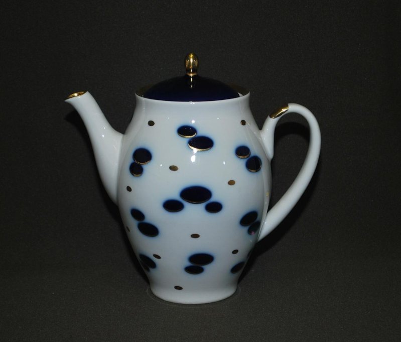 Кофейник из кофейного сервиза "Овальчики". 1967. Фарфор, подглазурная роспись, надглазурная роспись. Размеры: 17,3*17,7*11,0 см. Федеральное государственное бюджетное учреждение культуры "Сергиево-Посадский государственный историко-художественный музей-заповедник". Листайте галерею вправо.